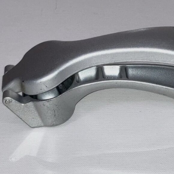 Pampered Chef Garlic Press #2576 NIB Silicone Coated Aluminum with Cleaning Tool - Picture 2 of 4